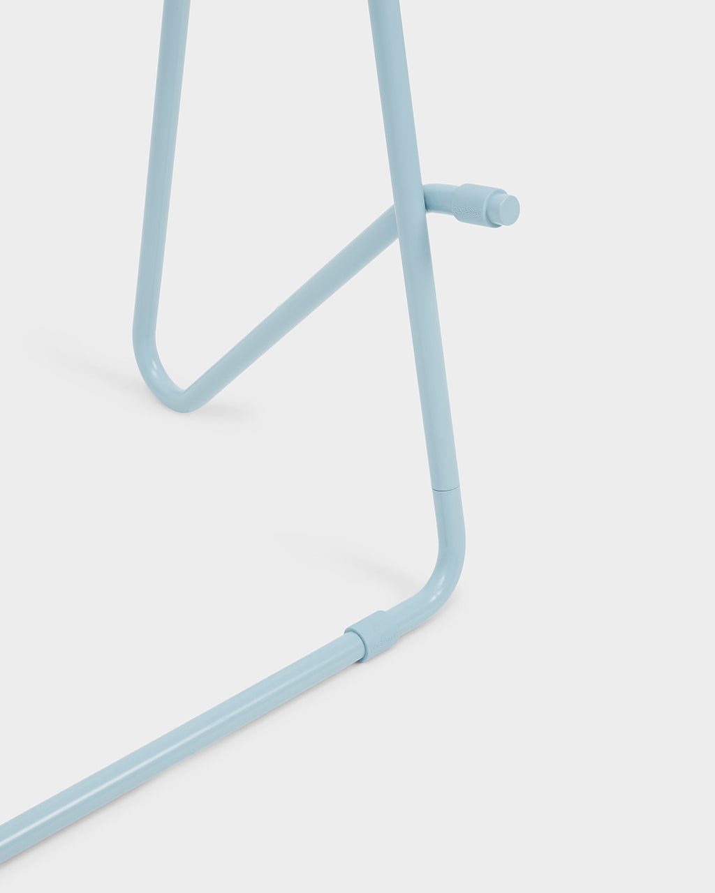 Detailopname van de Bloom in Powder Blue (Stands Low): gebogen stalen buisframe met verbindingsstuk, studiofoto