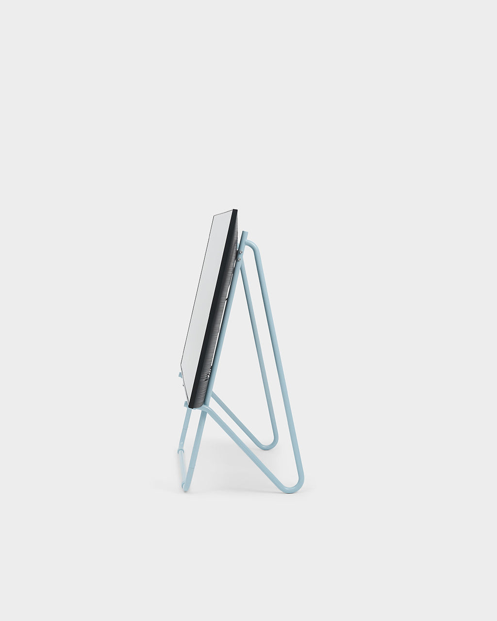 Bloom in Powder Blue (Stands Low) in zijaanzicht als studiopackshot, met slanke lichtblauwe metalen standaard en scherm