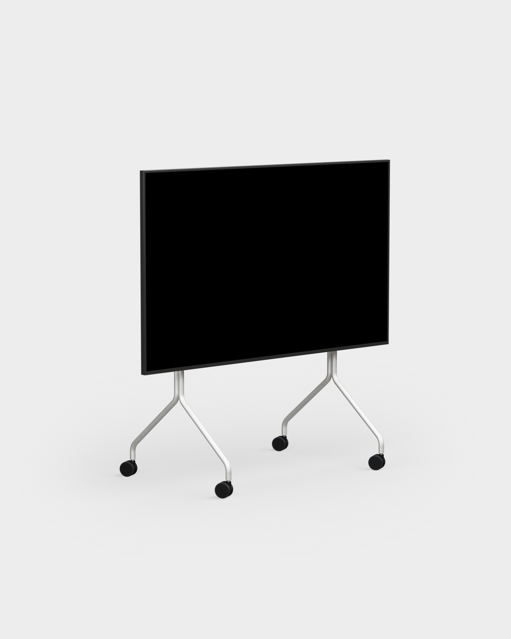 Moon in Cloudy Silver standaard met wielen, schuin vooraanzicht in studio, tv-scherm in verticale klapstand gemonteerd