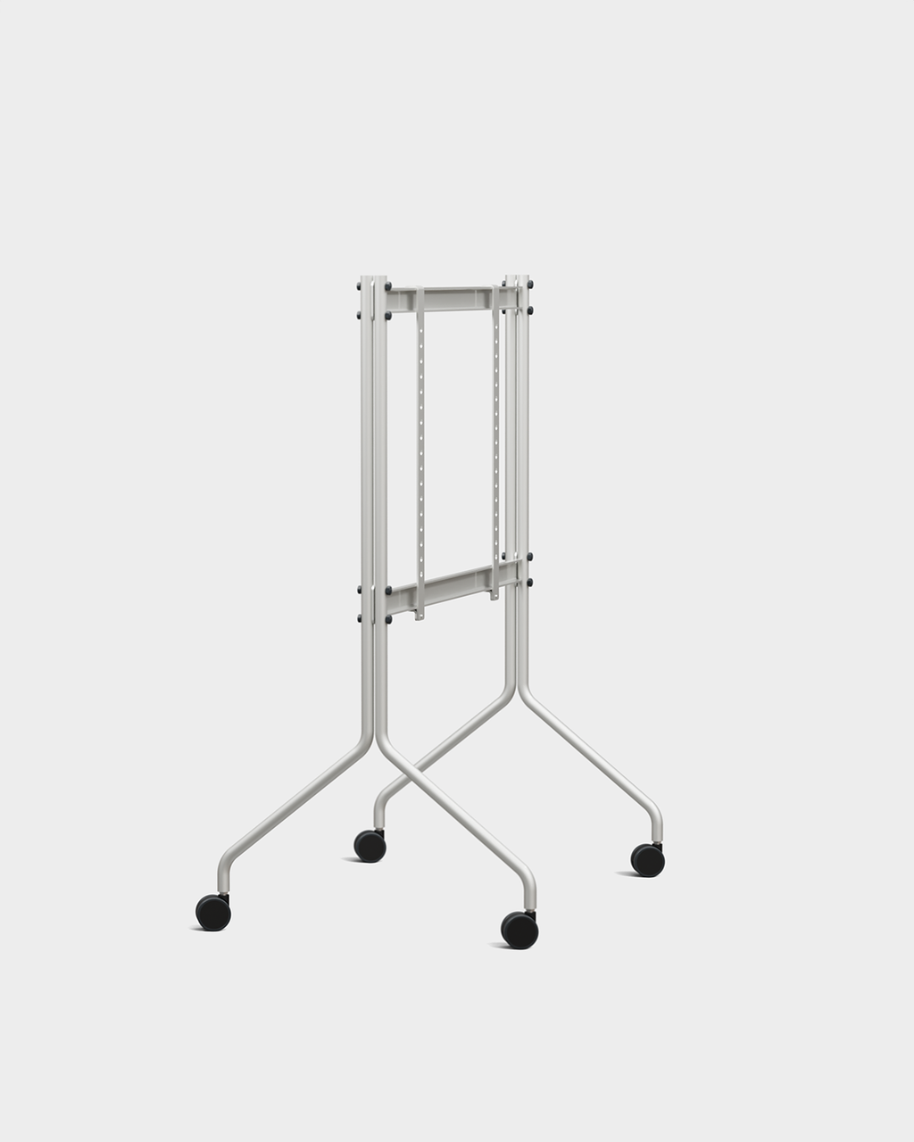 Moon in Cloudy Silver standaard met wielen, schuin vooraanzicht in studio, tv-scherm in verticale klapstand gemonteerd