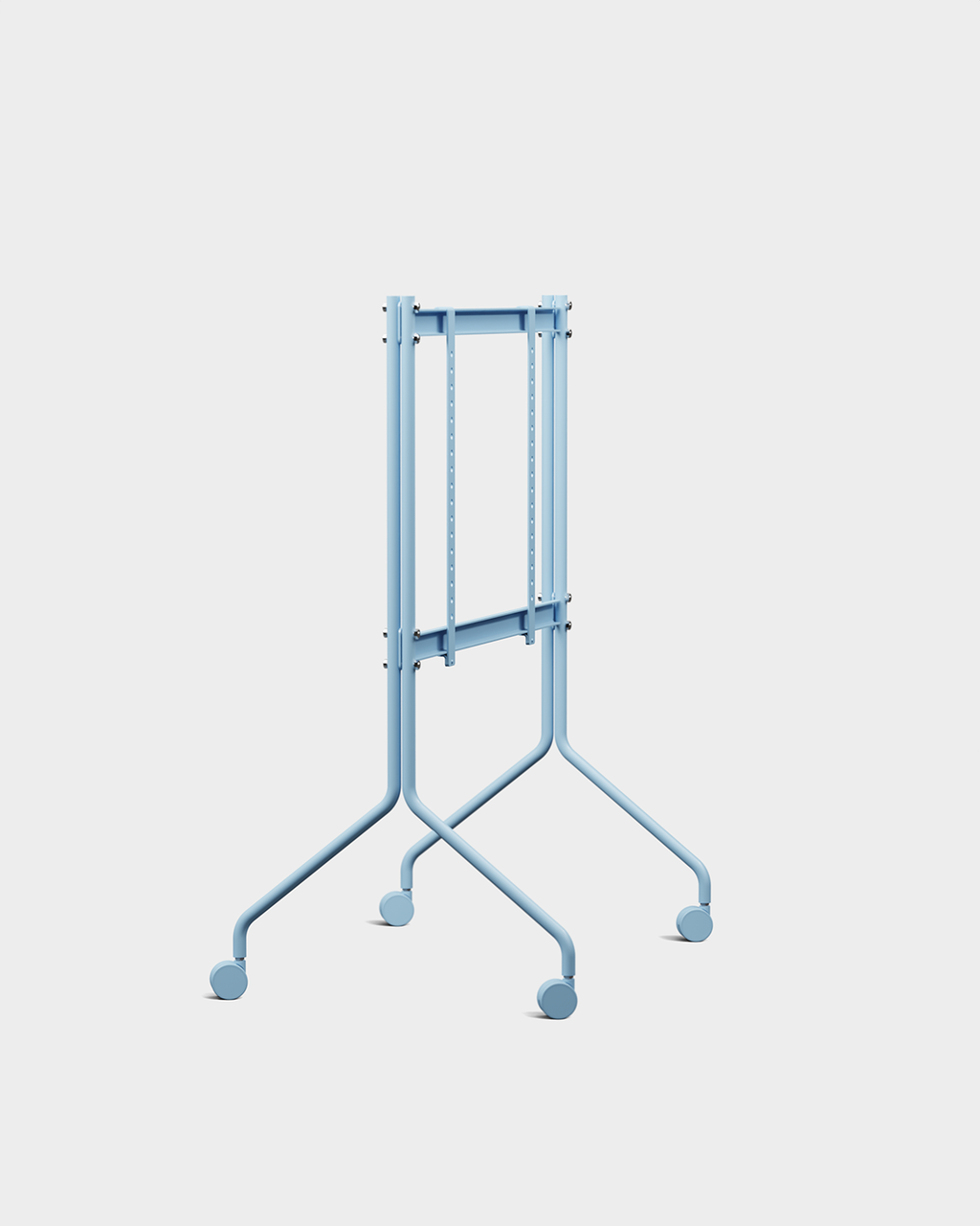Moon-standaard in Powder Blue met wielen, onder een hoek in een studiofoto met plat gevouwen zwart tafelblad