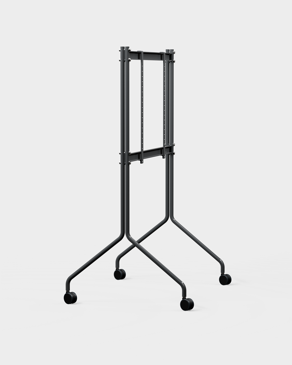Moon Tall in Charcoal schuin in een studio-packshot, met een grote tv op slanke poten met zwenkwielen