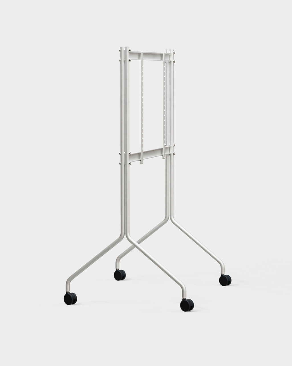 Moon Tall in Cloudy Silver verrijdbare tv-standaard met gemonteerd scherm, schuin vooraanzicht in studio-opname