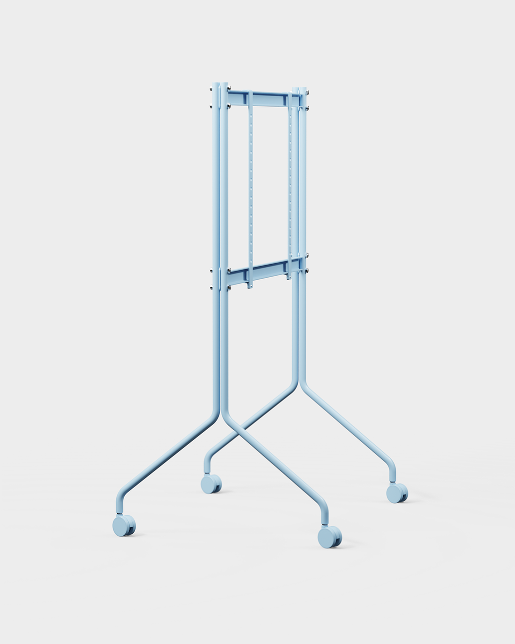 Moon Tall mobiele tv-standaard in Powder Blue, schuin studioaanzicht met flatscreen en zwenkwielen
