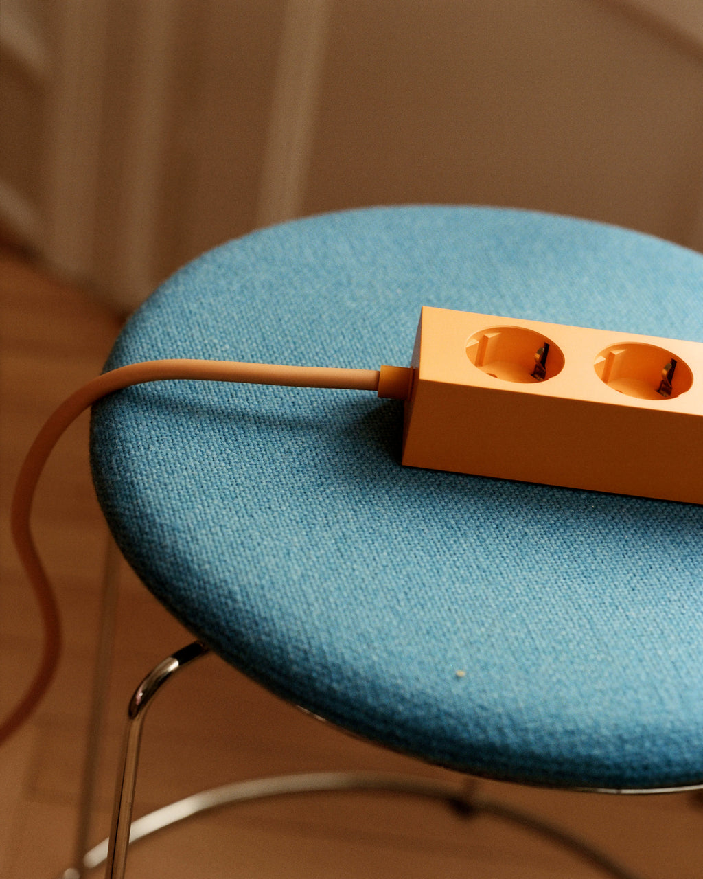 Pedestal Power Bar 2 meters Power Bar 017 Apricot