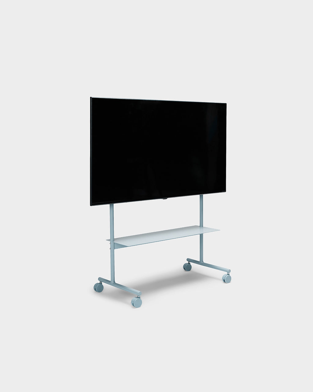 Rover in Powder Blue tv-standaard met wielen en schap, schuin vooraanzicht met gemonteerde tv in studio-opname